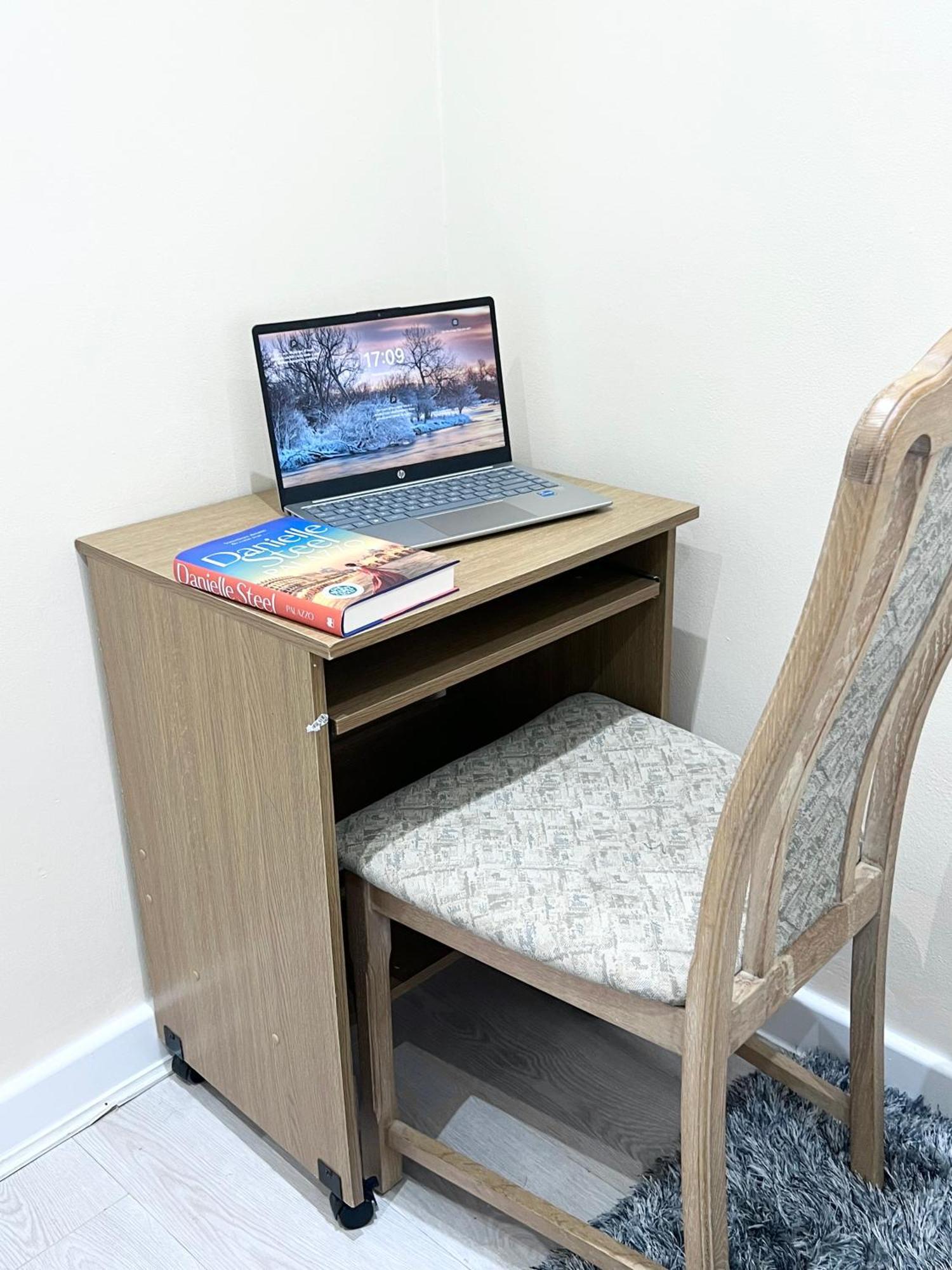 Cosy Private Flat In London, Free Parking On Premise Apartment Carshalton Bagian luar foto